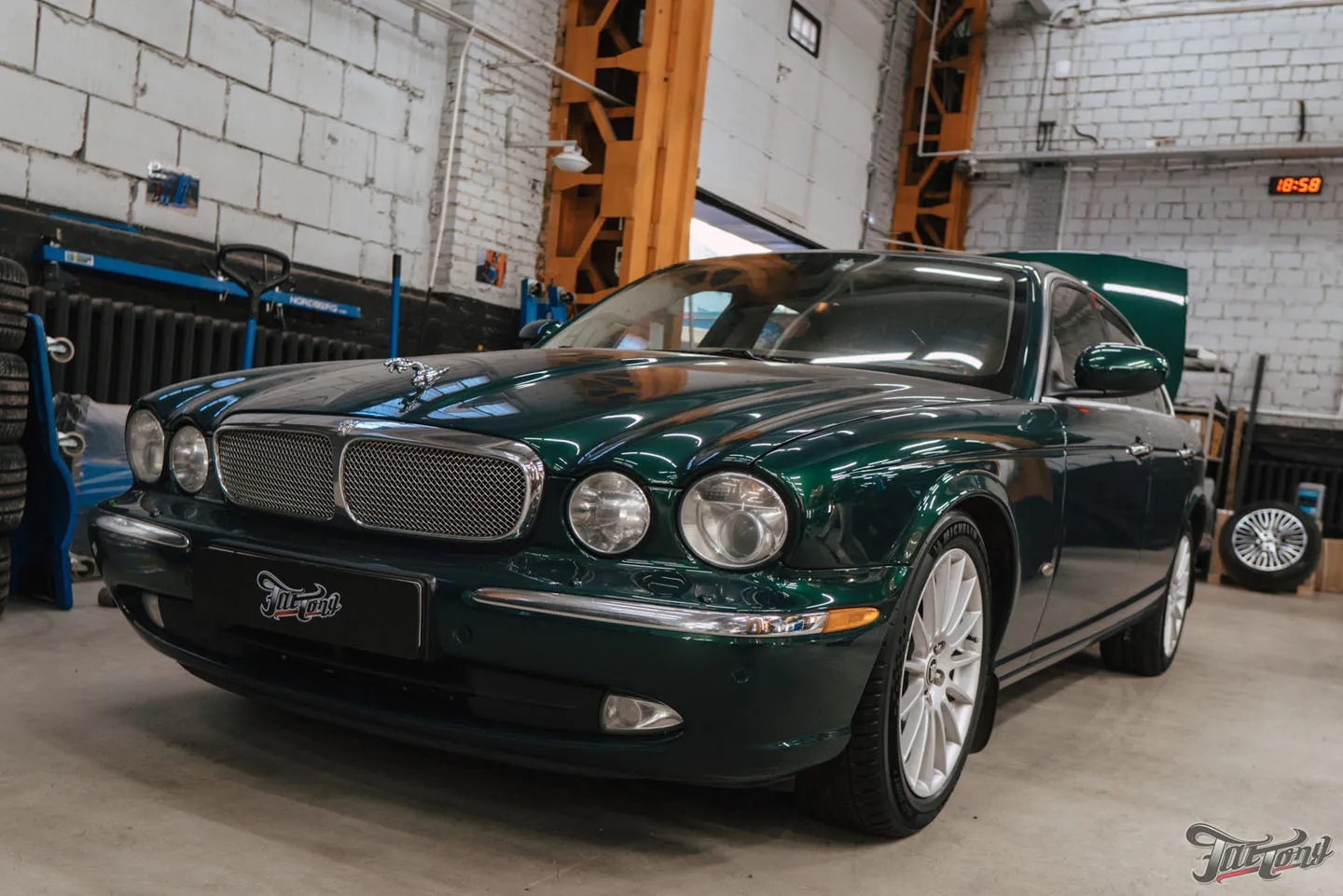 Фирменный шиномонтаж на стендах Hunter для Jaguar XJ8